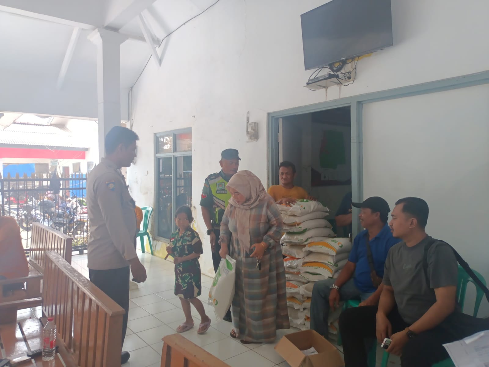 Bhabinkamtibmas Polsek Krangkeng Monitoring Penyaluran Cadangan Pangan Beras Tahap V di Desa Dukuhjati